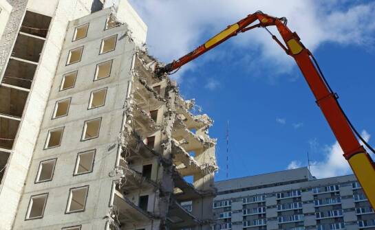 Przebieg prac wyburzeniowych – etapy, techniki oraz zastosowanie rozbiórek