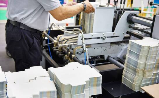 Używane maszyny do pakowania – czym się wyróżniają i kiedy warto je rozważyć