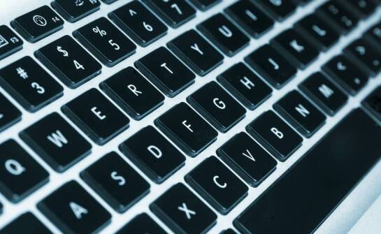 Klawiatury split – co to jest i jakie korzyści oferuje ten typ klawiatur?