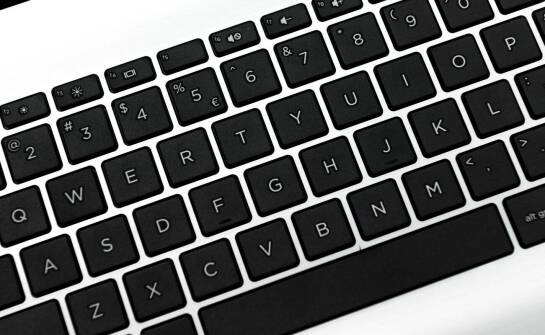 Jak działają klawiatury split i kto najczęściej sięga po ten typ urządzenia?