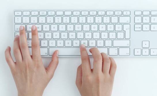 Jak klawiatura split wpływa na zdrowie nadgarstków podczas wielogodzinnej pracy