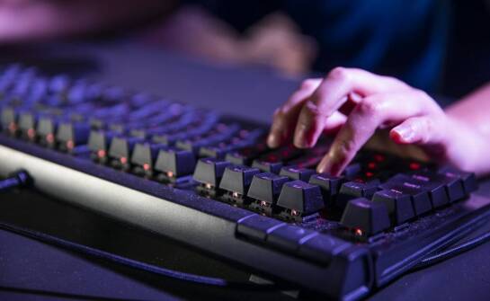 Czym wyróżniają się klawiatury stworzone z myślą o pasjonatach gier?