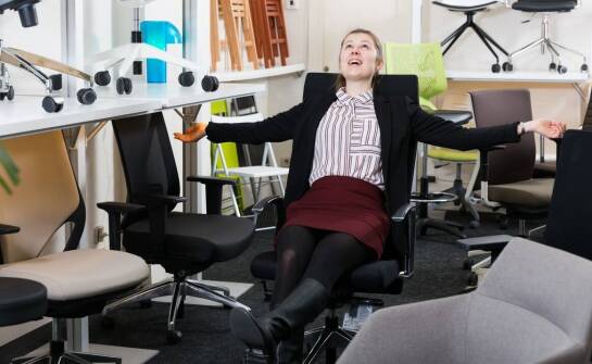 Ergonomiczne stanowisko pracy przy komputerze – kluczowe zasady i wskazówki