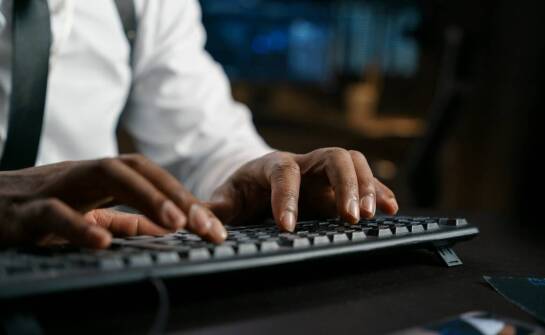 Czym charakteryzuje się klawiatura mechaniczna i kiedy warto ją rozważyć?