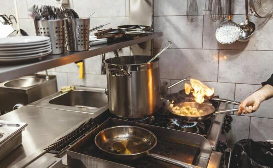 Najważniejsze elementy wyposażenia gastronomii — co powinno się znaleźć w kuchni