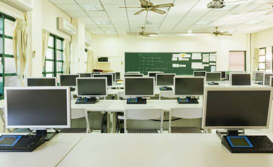 Nowe technologie w placówkach edukacyjnych – najciekawsze zastosowania i trendy