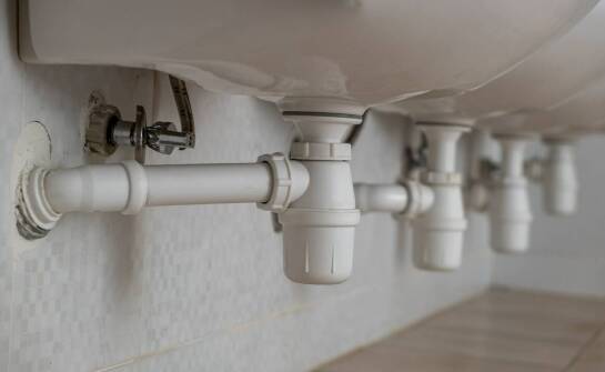 Instalacje sanitarne w domu i firmie – funkcje, rodzaje i zastosowania