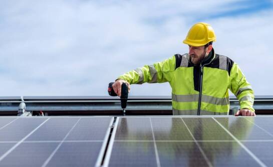 Fotowoltaika – jak przebiega proces sprzedaży i montaż instalacji słonecznych