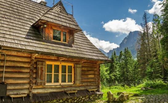 Chatka w górach w Beskidach – pomysły na przytulny wypoczynek blisko natury