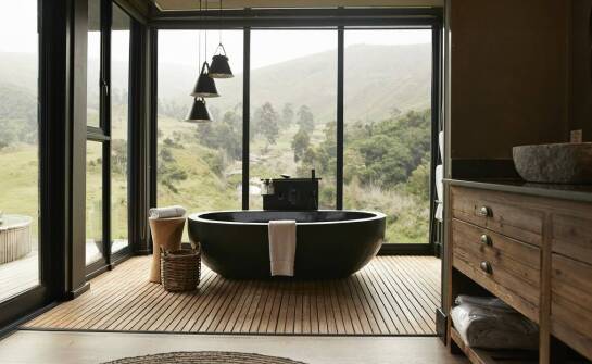 Jak zaaranżować wnętrze domu w górach z jacuzzi?