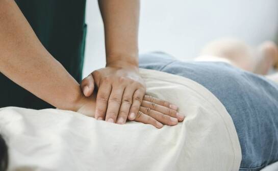 Rola masażu rehabilitacyjnego w regeneracji organizmu i redukcji napięć