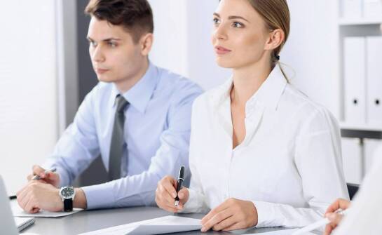 Kadry i płace – kluczowe zasady oraz wyzwania w codziennym funkcjonowaniu firm