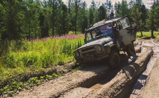 Jak wygląda planowanie i realizacja wypraw terenowych samochodami 4x4