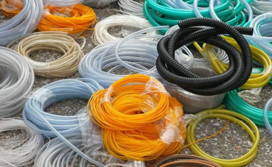 Jak powstają węże elastyczne i jakie materiały wpływają na ich trwałość