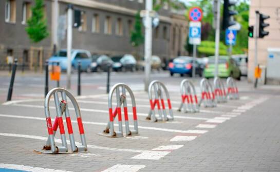 Jak działają blokady parkingowe i kiedy warto je stosować?