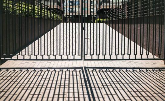 Zastosowanie bramek obrotowych – funkcje, zalety i możliwe obszary użycia