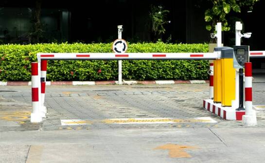 Szlabany parkingowe – jak wybrać skuteczny sposób kontroli wjazdu?