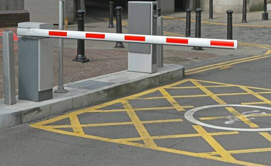 Najważniejsze kryteria wyboru szlabanów do kontroli ruchu na parkingach