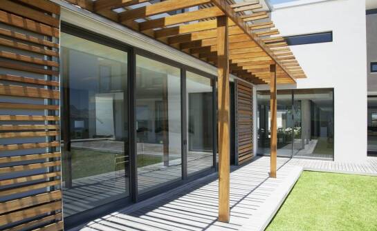 Bramy przesuwne – zalety, zastosowania i praktyczne aspekty wyboru