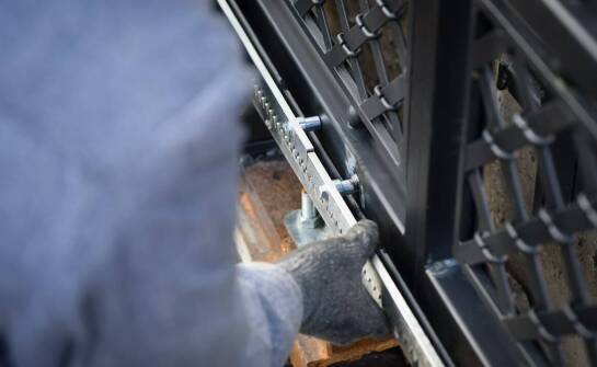 Jak działają napędy do bram przesuwnych i kiedy warto je zastosować?