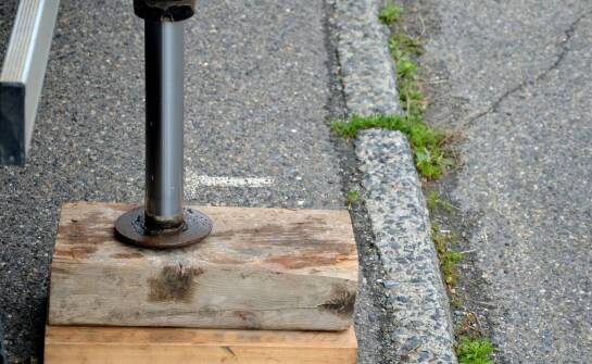 Słupki parkingowe – funkcje, zastosowania i znaczenie w organizacji przestrzeni