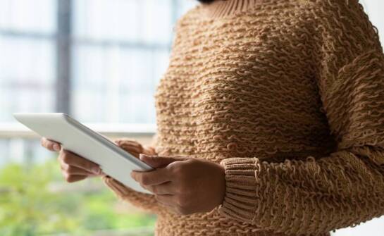 Bluzki damskie z dzianiny – jak powstają ubrania szyte na miarę?