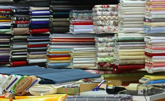 Tkaniny w modzie – jak wybierane materiały wpływają na jakość odzieży