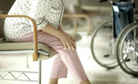 Spodnie damskie z tkaniny – modne fasony i inspiracje na każdą okazję