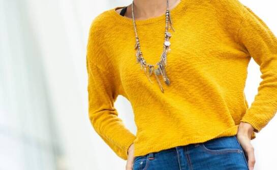 Bluzki z dzianiny – modne propozycje i pomysły na codzienne stylizacje