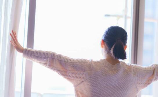 Dzianinowe bluzki damskie – stylowe propozycje na każdą porę roku