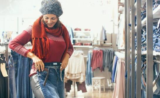 Odzież damska z dzianiny – jak wybrać i łączyć modne fasony?