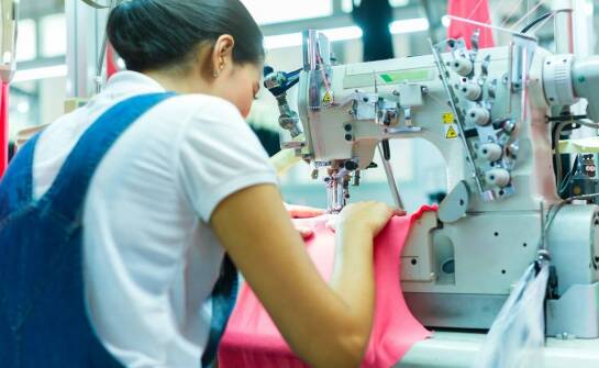 Odzież damska z tkanin i dzianin – inspiracje modowe i praktyczne wskazówki