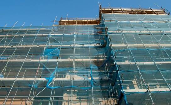 Jak wygląda proces wynajmu rusztowań i o czym warto pamiętać?