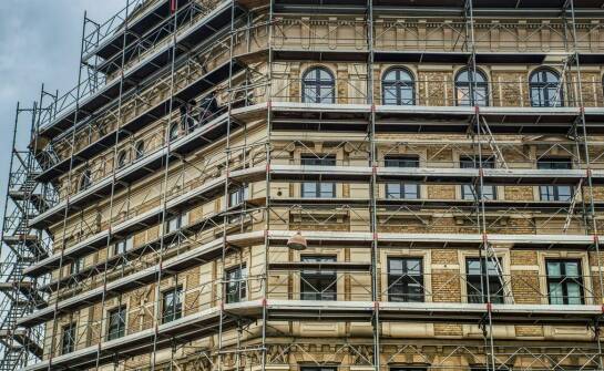 Rodzaje rusztowań do wynajęcia i ich zastosowanie w budownictwie