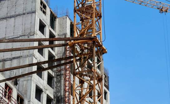 Zastosowanie wind budowlanych w pracach na wysokościach – co warto wiedzieć