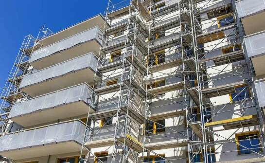 Co wpływa na koszt wynajmu rusztowań i jak zaplanować budżet inwestycji