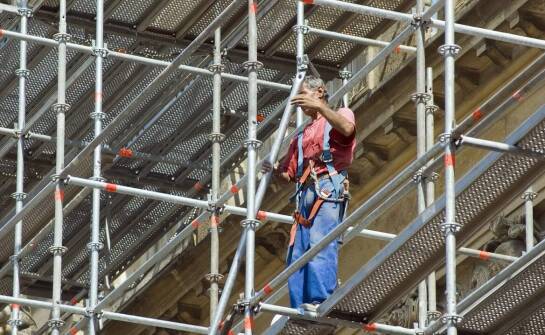 Jakie są standardowe procedury bezpieczeństwa podczas montażu rusztowań?