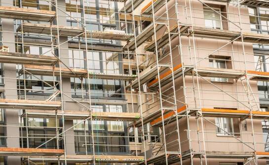 Najczęstsze zastosowania rusztowań przy pracach remontowych i budowlanych