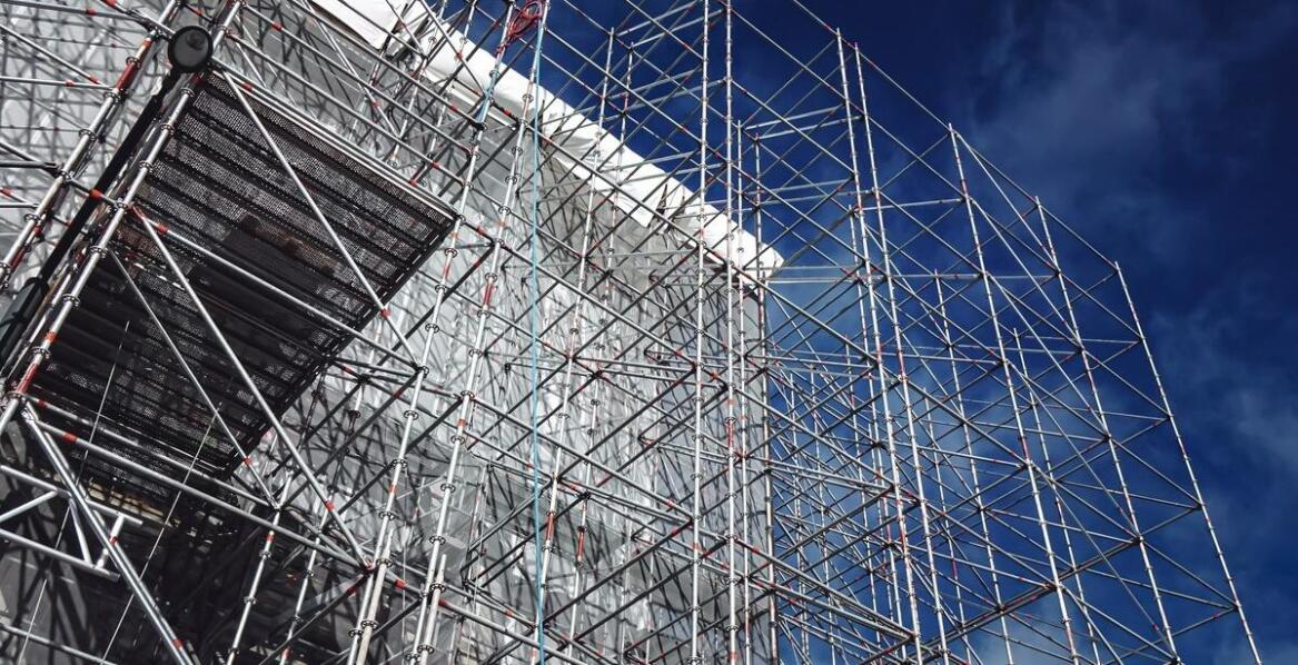 Jak zapewnić bezpieczeństwo podczas korzystania z rusztowań na budowie