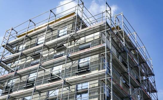 Wynajem rusztowań – najważniejsze zalety i możliwości wykorzystania konstrukcji