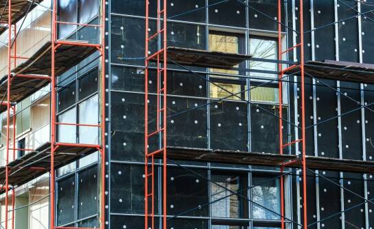 Kiedy warto zdecydować się na wypożyczenie rusztowań do prac budowlanych