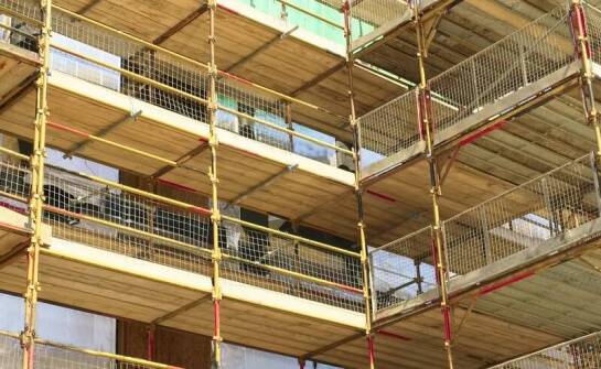 Na co zwrócić uwagę przy wyborze rusztowań do wynajęcia na budowie
