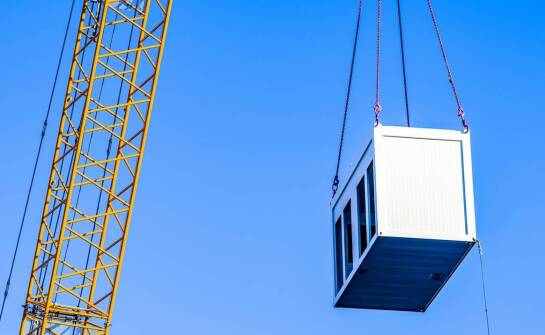 Jak działają dźwigi towarowe na budowie i kiedy są wykorzystywane