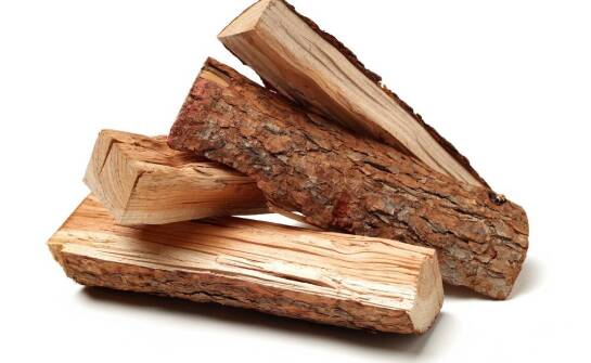 Drewno do kominka – kluczowe właściwości, sezonowanie i walory opałowe