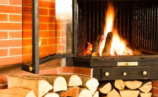 Jakie drewno najlepiej sprawdza się w kominku? Rodzaje i praktyczne wskazówki