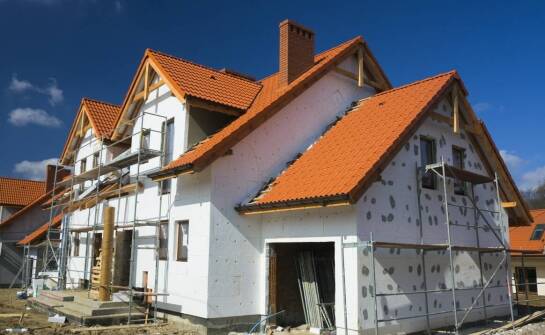 Nowoczesne rozwiązania przy przebudowie domów – inspiracje i praktyczne porady