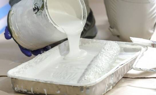 Glazura na ścianach i podłogach – praktyczne porady oraz inspiracje