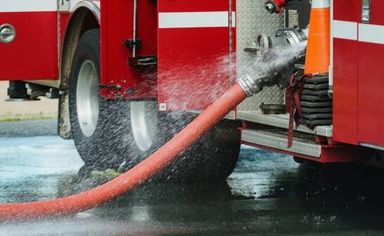 Wąż pożarniczy – budowa, zastosowanie i normy bezpieczeństwa w akcji