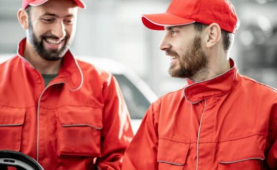 Odzież chłodząca w miejscu pracy – zastosowanie i korzyści dla zespołu