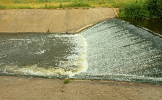 Rodzaje zapór przeciwpowodziowych i ich znaczenie w ochronie mienia